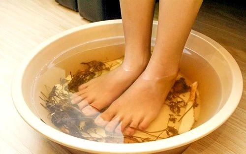 Vì sao nói "rửa chân nước nóng trước khi ngủ cũng như uống thuốc bố"?