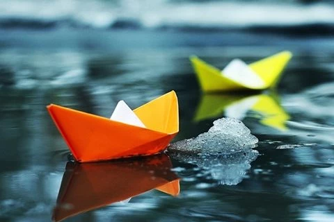 Vì sao những vật nổi trên mặt nước không bị sóng đánh dạt ra ngoài?