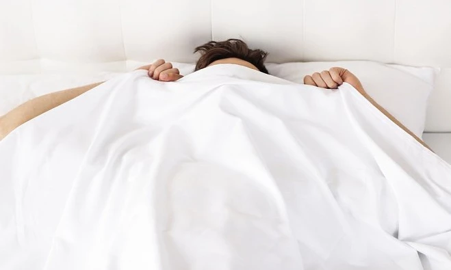 Vì sao khi ngủ không nên trùm chăn kín đầu?